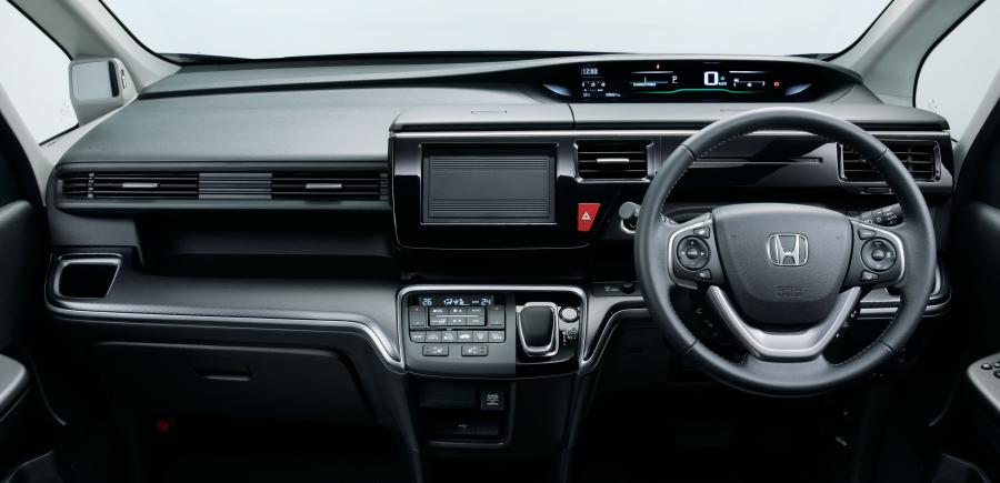 Торпедо Honda StepWGN Spada Hybrid 2017 года  (фото 3 из 13)